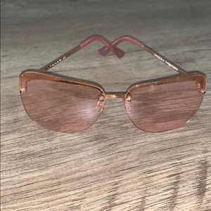 Tahari Sunnies